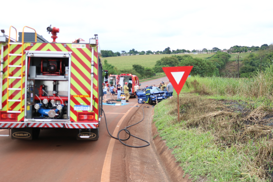 Irmãs ficam feridas após capotamento na PRC-158 em Peabiru