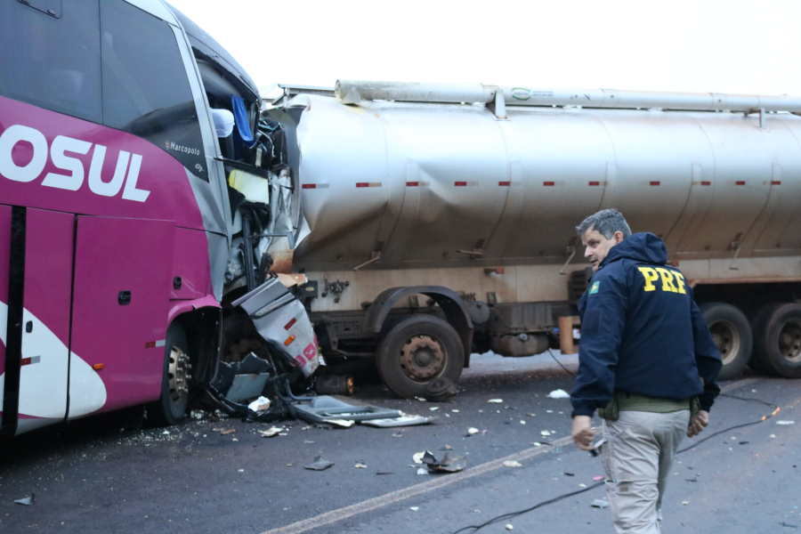 Tragédia na BR-272: colisão entre caminhão e ônibus deixa três mortos e dois feridos em Campo Mourão