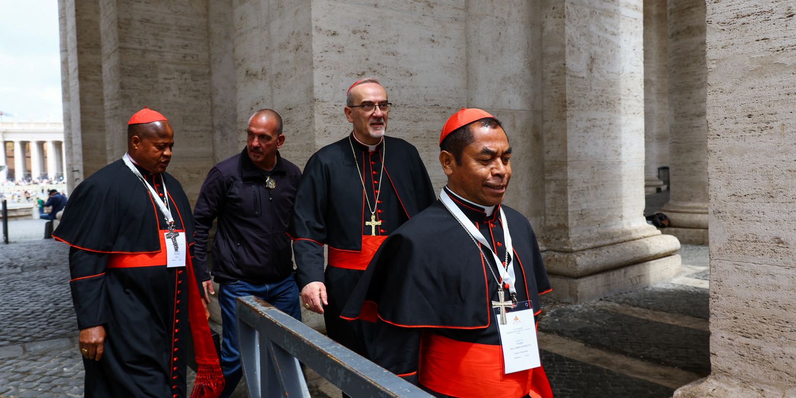 Cardeais que votam no conclave já estão em Roma, diz Vaticano
