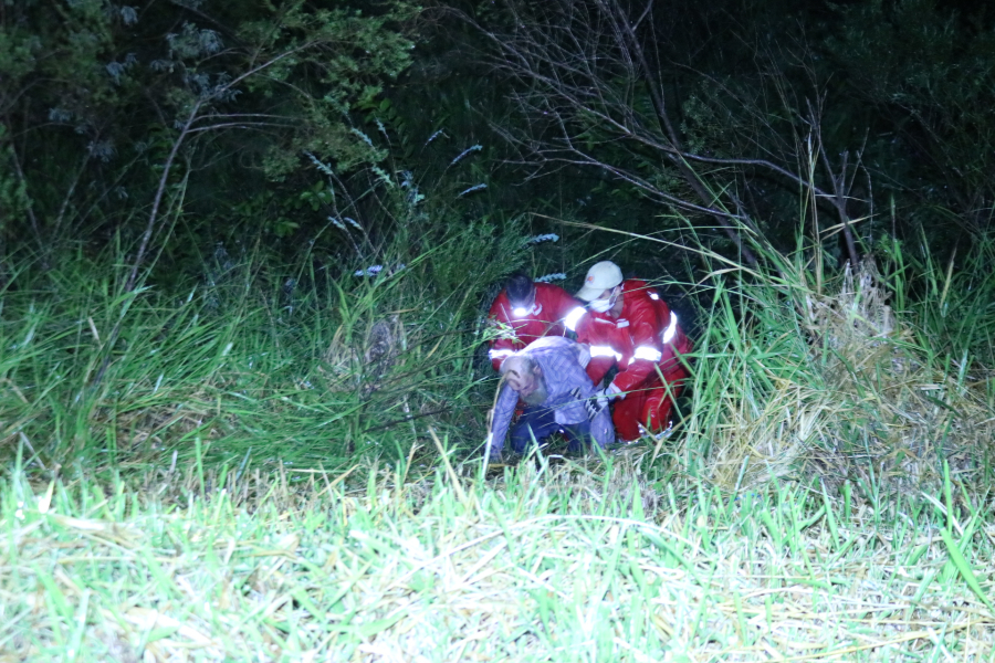 Árvore impede tragédia após carro despencar de ribanceira na Estrada Boiadeira Subtítulo: