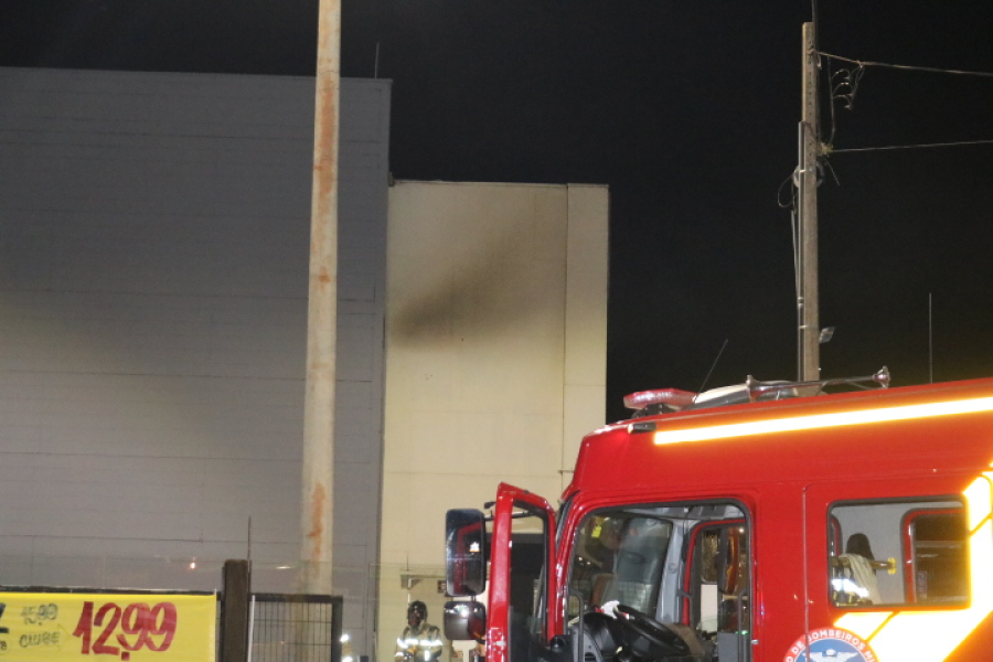 Incêndio em fritadeira elétrica mobiliza Bombeiros e quase causa tragédia em supermercado de Campo Mourão