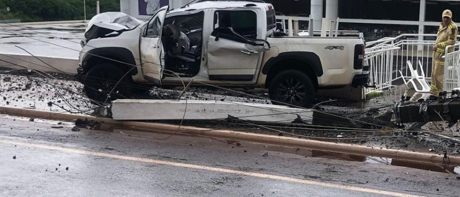 Motorista perde controle de caminhonete e colide violentamente contra poste na Perimetral