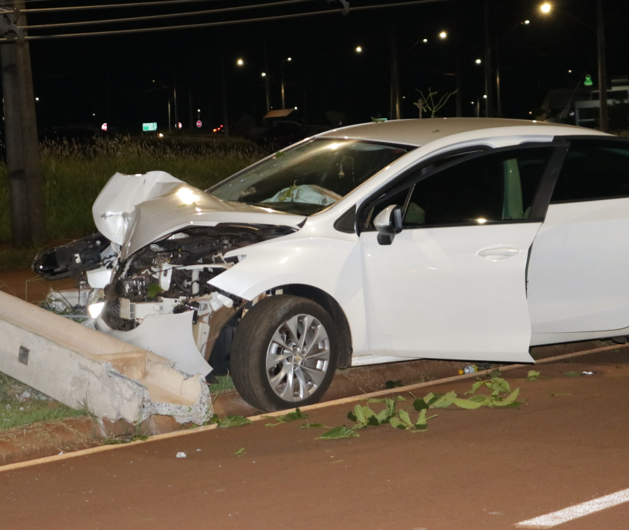Condutora perde controle do veículo e colide contra poste na Avenida João Batista Salvadori