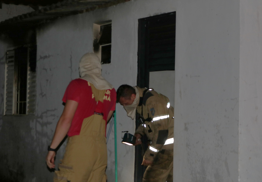 Ação rápida de vizinhos evita que incêndio destrua casa no Jardim Tropical