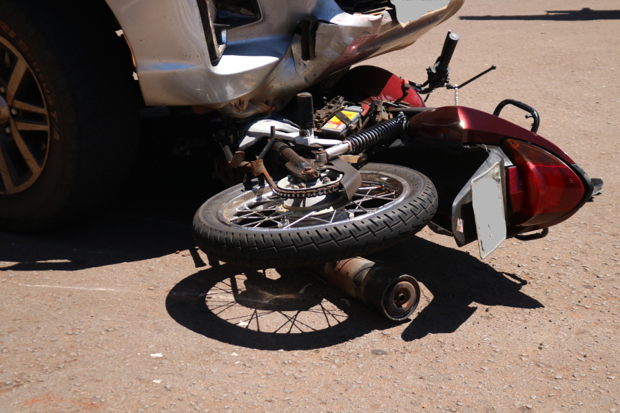 Colisão entre Hilux e motocicleta mobiliza resgate no centro de Campo Mourão