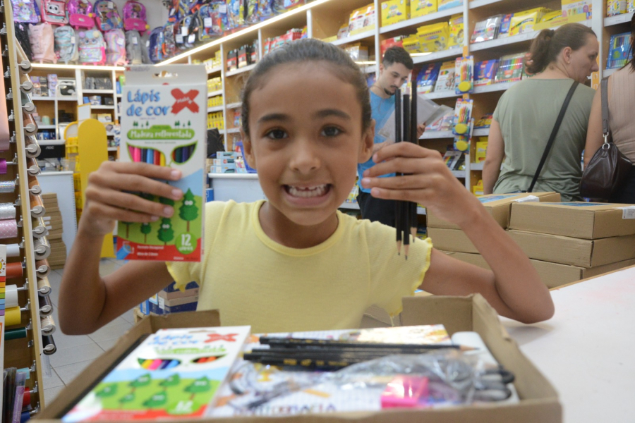 Secretaria de Educação mantém entrega de vouchers de uniformes e materiais escolares