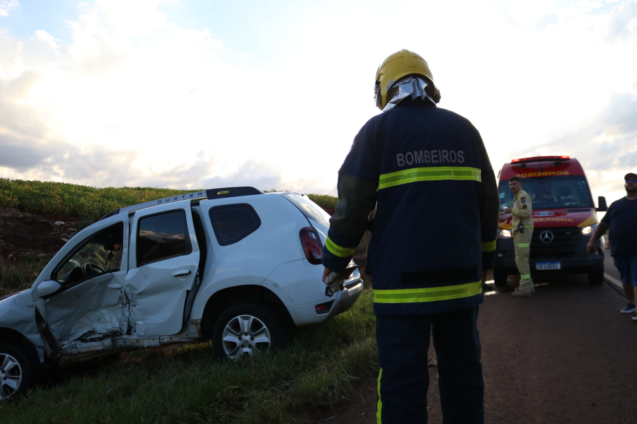 Conversão em trecho de curva termina em colisão e deixa dois feridos na BR-158 em Campo Mourão