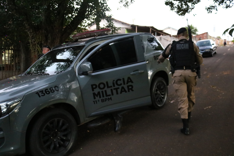 Homem é preso após ameaçar familiares e resistir à abordagem policial em Campo Mourão