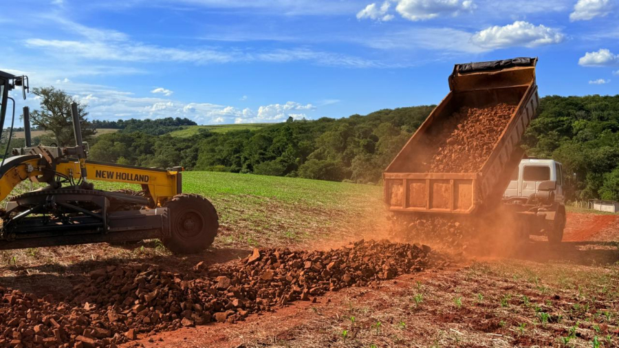 Melhorias na Estrada da Comunidade Alto do Divino já começaram na divisa entre Campo Mourão e Araruna