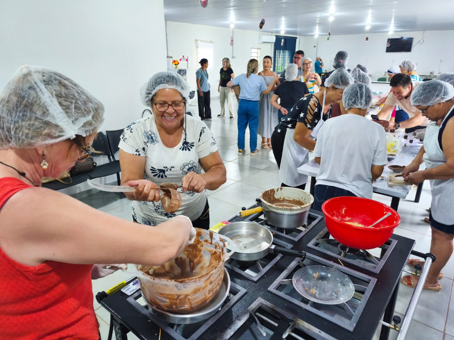 Oficina de chocolates reúne mulheres e incentiva geração de renda em Campo Mourão