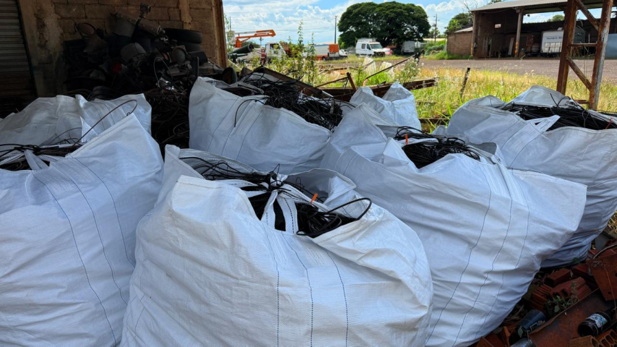 Mutirão retira mais de 2,5 toneladas de fios soltos em Campo Mourão