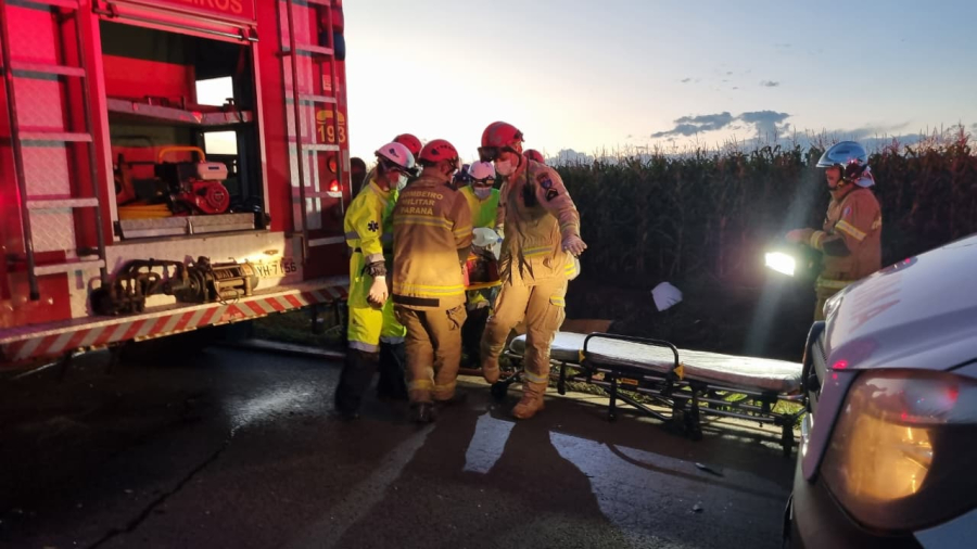 Motorista sofre ferimentos graves após colisão frontal com carreta na PR-158