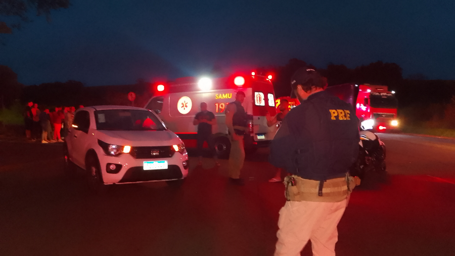 Motociclista e passageiro ficam gravemente feridos em acidente na BR-487, em Campo Mourão