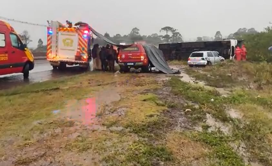 Ônibus com 22 passageiros tomba na BR-277 em Cascavel; duas pessoas ficam gravemente feridas