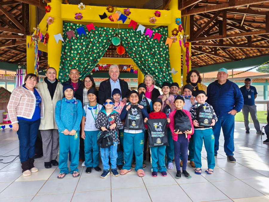 Prefeitura entrega kits de natação para 300 estudantes da rede municipal em Campo Mourão