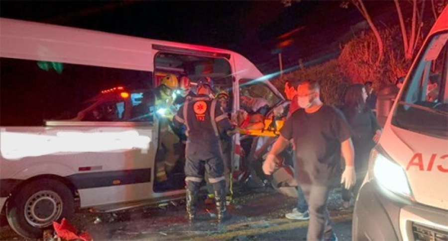 Grave acidente entre van de universitários de Rancho Alegre D'Oeste e furgão deixa feridos na BR-272 Próximo a Goioerê-PR 