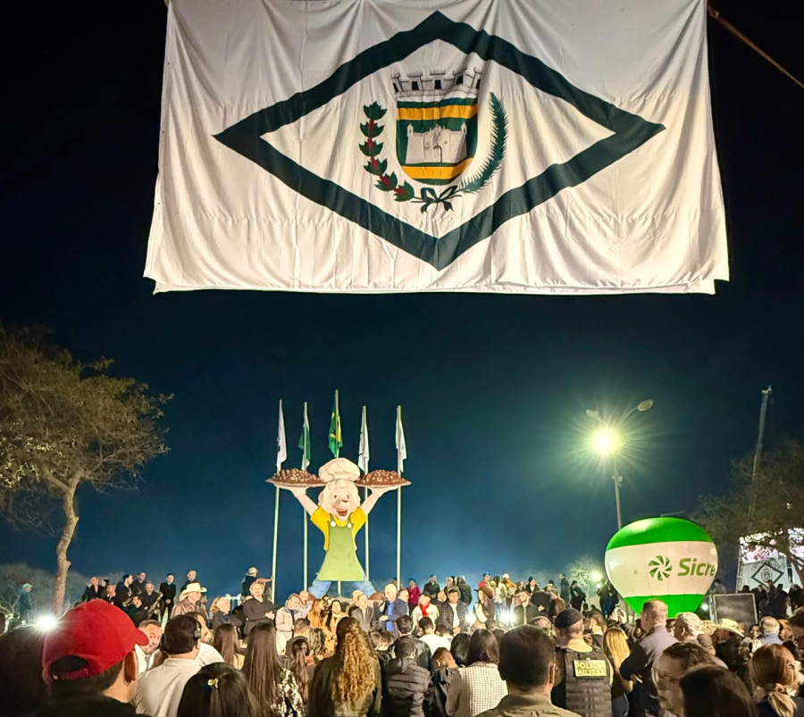 31ª Festa Nacional do Carneiro no Buraco reúne 40 mil pessoas na abertura com show de Leonardo