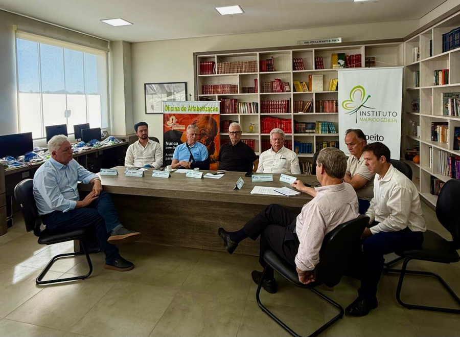 Prefeitos de sete cidades-polo se reúnem em Paranavaí para discutir soluções regionais
