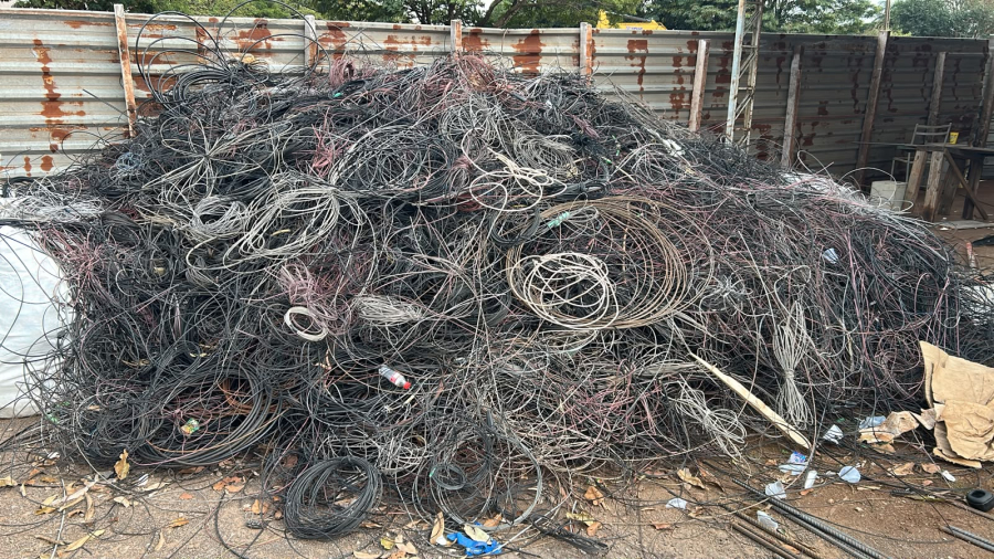 Campo Mourão retira cerca de cinco toneladas de fios e cabos abandonados das ruas em três meses