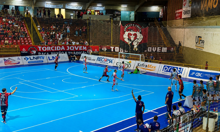 Ginásio Belin Carolo ganha novo piso esportivo com investimento de R$ 350 mil em Campo Mourão