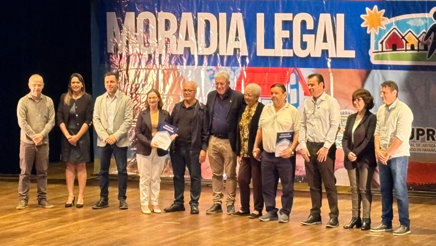 Moradia Legal: 221 famílias de Campo Mourão recebem documentos definitivos de seus imóveis