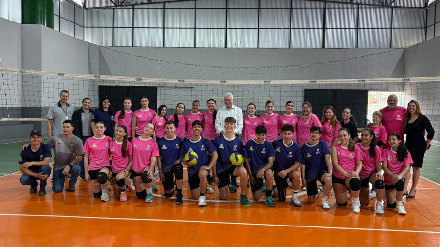 Campo Mourão investe R$ 22,7 mil e entrega novos equipamentos e uniformes para o voleibol