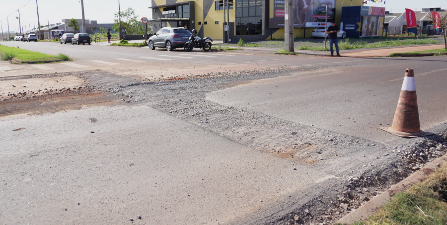 Desnível e pedras soltas deixam trecho de avenida perigoso para motociclistas em Campo Mourão