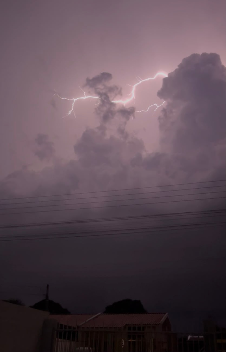 Após tornado em Goioerê, Campo Mourão segue sob risco de tempestades severas