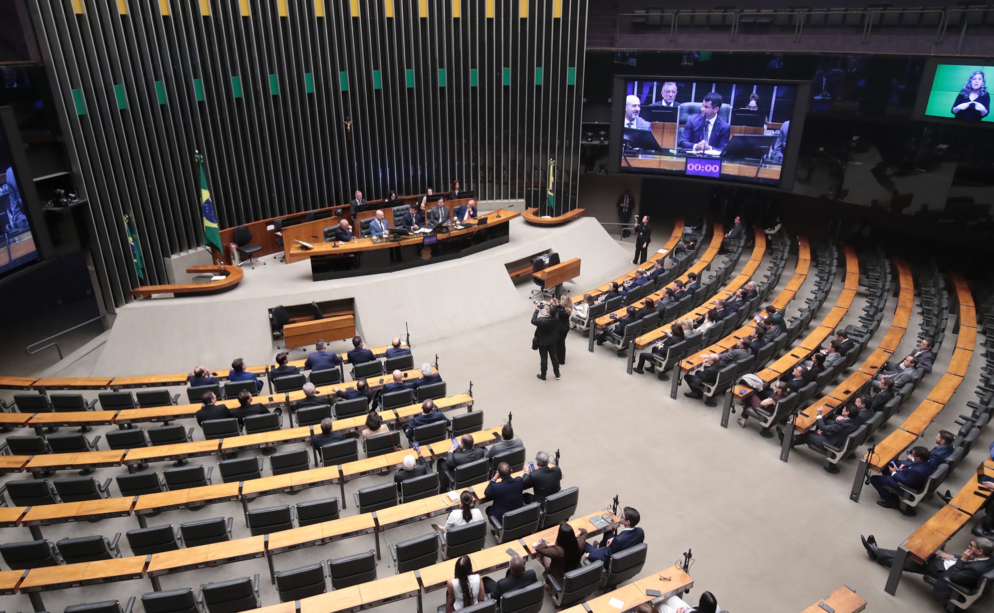 Câmara dos Deputados abre concurso com salários acima de R$ 32 mil; veja vagas