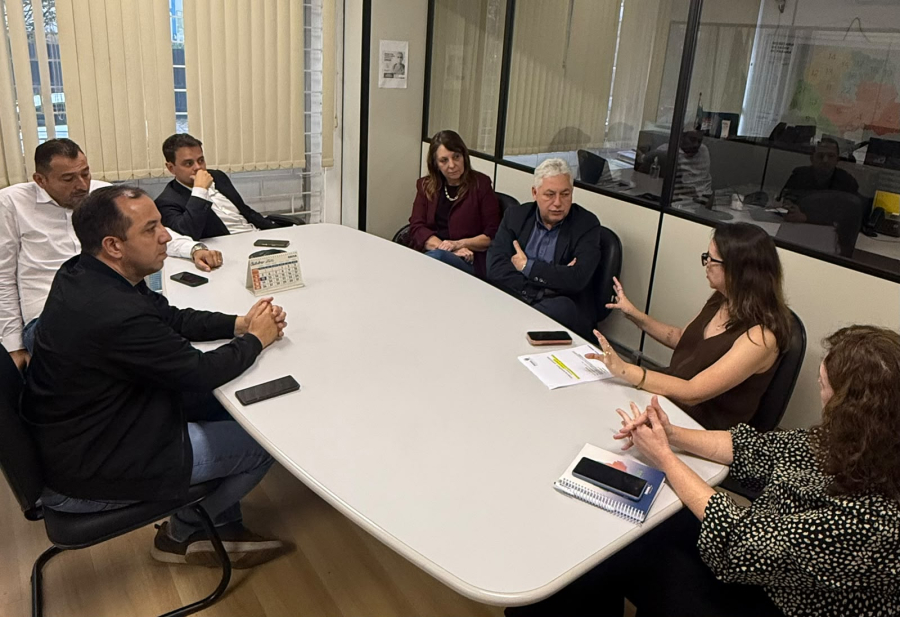 O prefeito de Campo Mourão, Douglas Fabrício, participou de uma importante reunião na Secretaria de Estado da Saúde (SESA), com a equipe técnica da pasta, para tratar de alinhamentos relacionados à execução das obras do Ambulatório Médico de Esp
