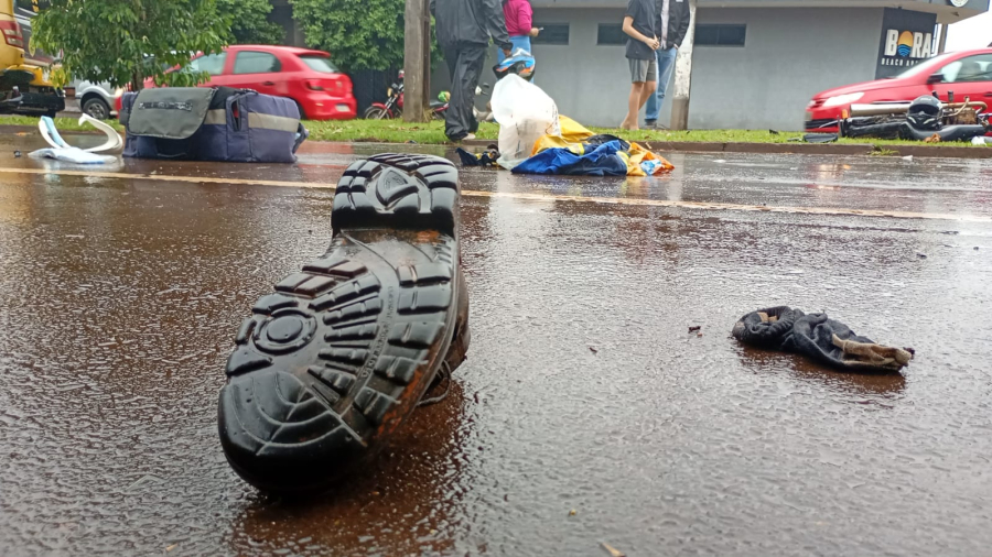 Motociclista de 19 anos fica gravemente ferido em acidente na Avenida João Bento